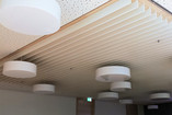 The cooling ceiling in a class of this Landesversicherungsanstalt Münster was broadened with vertically suspended extruded aluminum pages, which are filled with phase modification products (PCM).