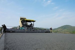 Placing a base level with a Vögele road paver.